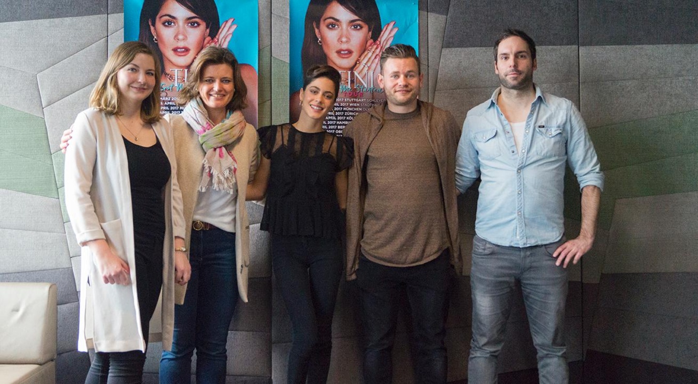 Trafen sich in Hamburg (von links) Monika Schädlich (van Almsick & Team); Jacqueline Zich (DEAG), Tini, Erik Sabas und Michael Matthiessen (beide River Concerts)