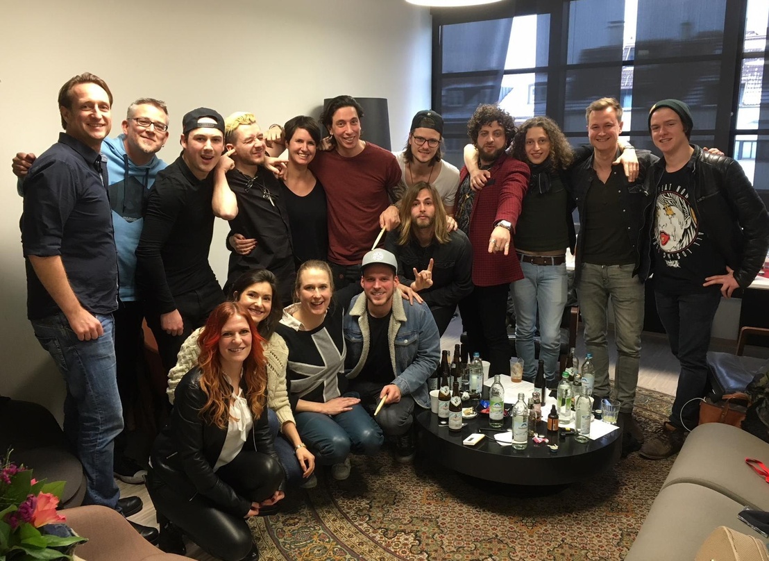 Tranken den ein oder anderen Jägermeister (hinten, von links): Lars Düysen (Vice President Brands/Live/Licensing Sony Music), Mathias Blühdorn (Director International Marketing Sony Music)...