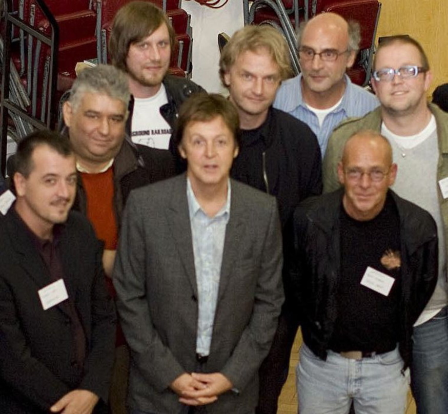 Zu Besuch bei Sir Paul (vorn, M.): Rough-Trade-Geschäftsführer Mue Meuser (hintere Reihe, r.), Produktmanager Thomas Simon (mittlere Reihe, M.), Martin Widera (Contracts, vorn, r.) und int...