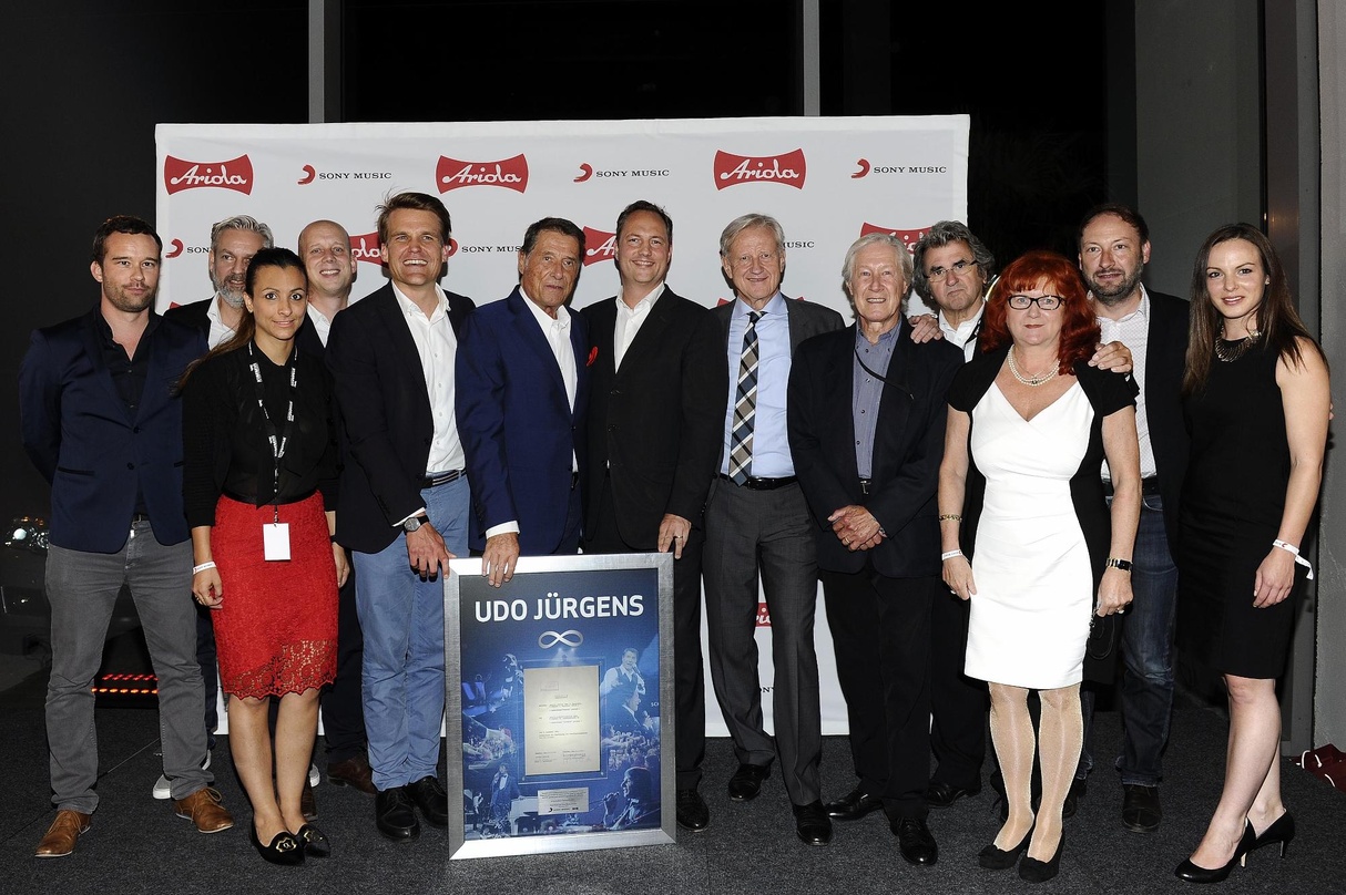 Gratulierten Udo Jürgens: Philip Ginthör, Edgar Berger, Manfred Rolef und das Ariola-Team||Gratulierten Udo Jürgens (von links): Sebastian Hornik (Director Corporate Communications GSA), G...