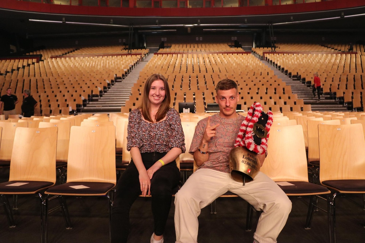 Bei der feierlichen Kuhschellenübergabe: Lisa Kirner (bigBox Allgäu) und Felix Lobrecht)