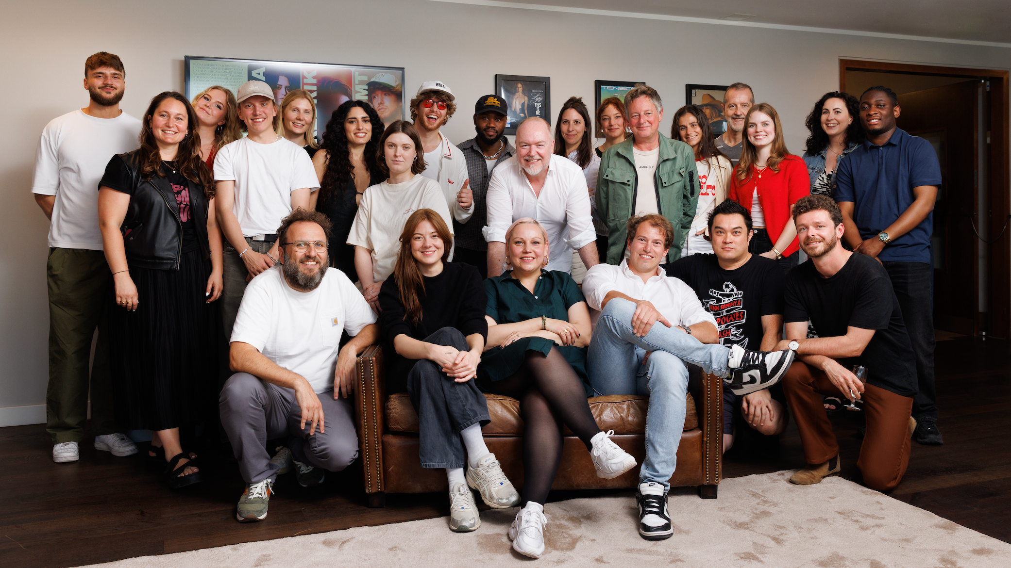 Sorgten für Teamgefühl: BMG-Mitarbeitende mit den Showcase-Künstler:innen bei den Central Europe Days 2025 mit (hinten, von links) Felix Müller, Eva Wittmann, Virginia Dudzuweit, Fredrik (...