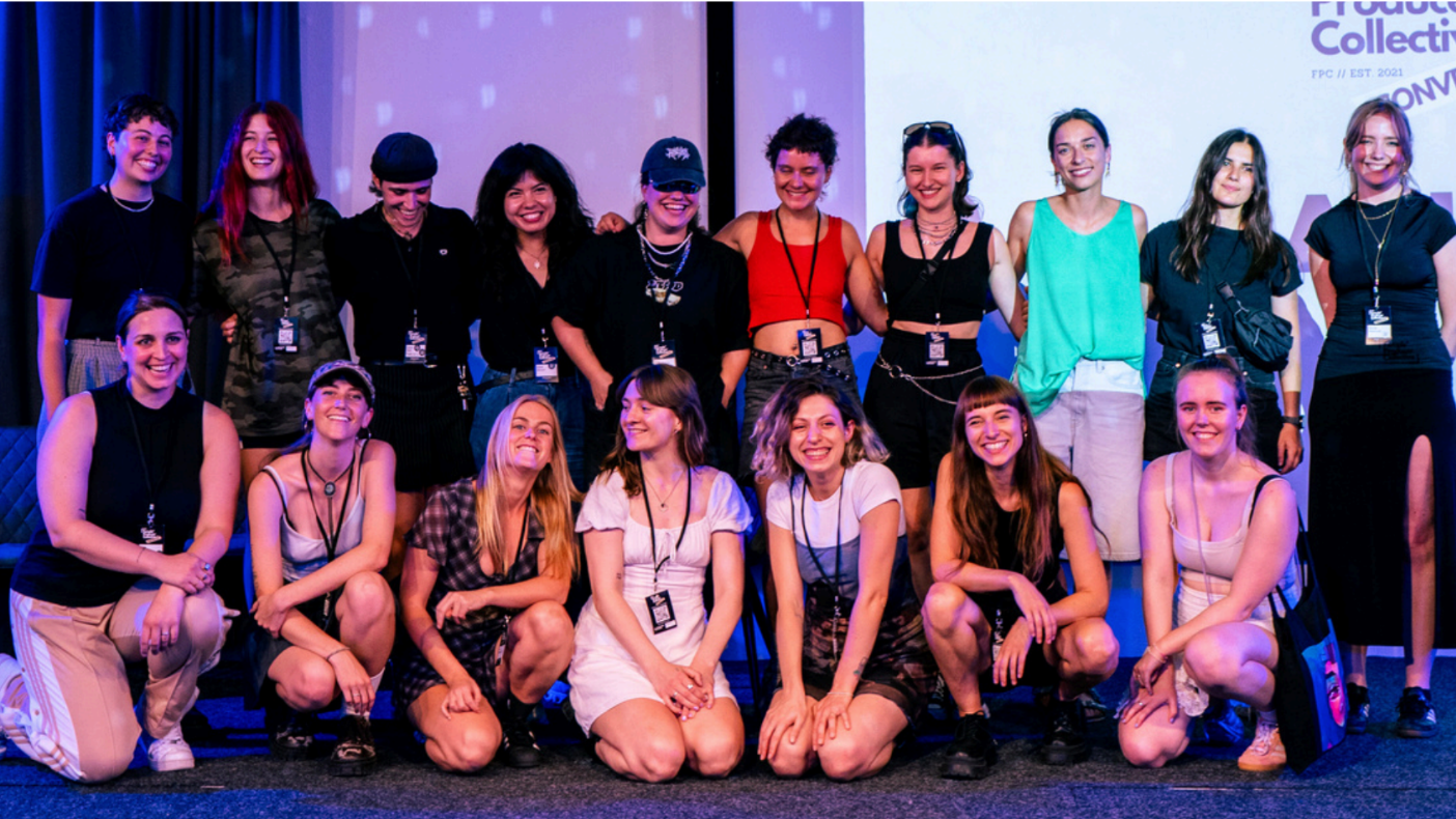 Die Producer:innen der dritten Saison mit: Moderatorin der Convention, Tamara Güçlü (4. von rechts).