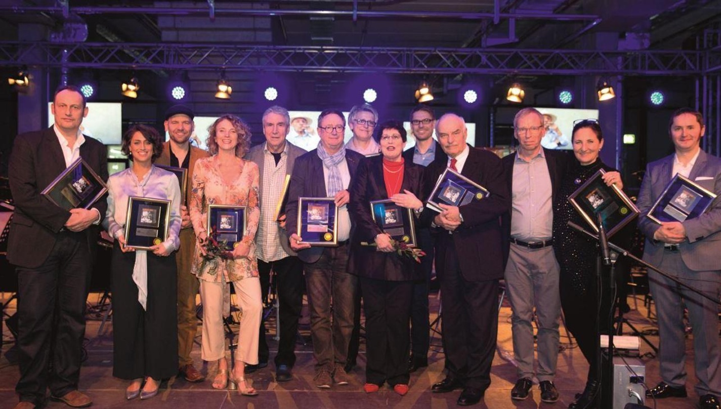Freuten sich über einen Jazzaward (von links): Tom Götze (Manfred Krug Band), Lisa Herbolzheimer, Lutz Krajenski (Arrangeur und Produzent), Fanny Krug, Wolfgang "Zicke" Schneider (Manfred ...
