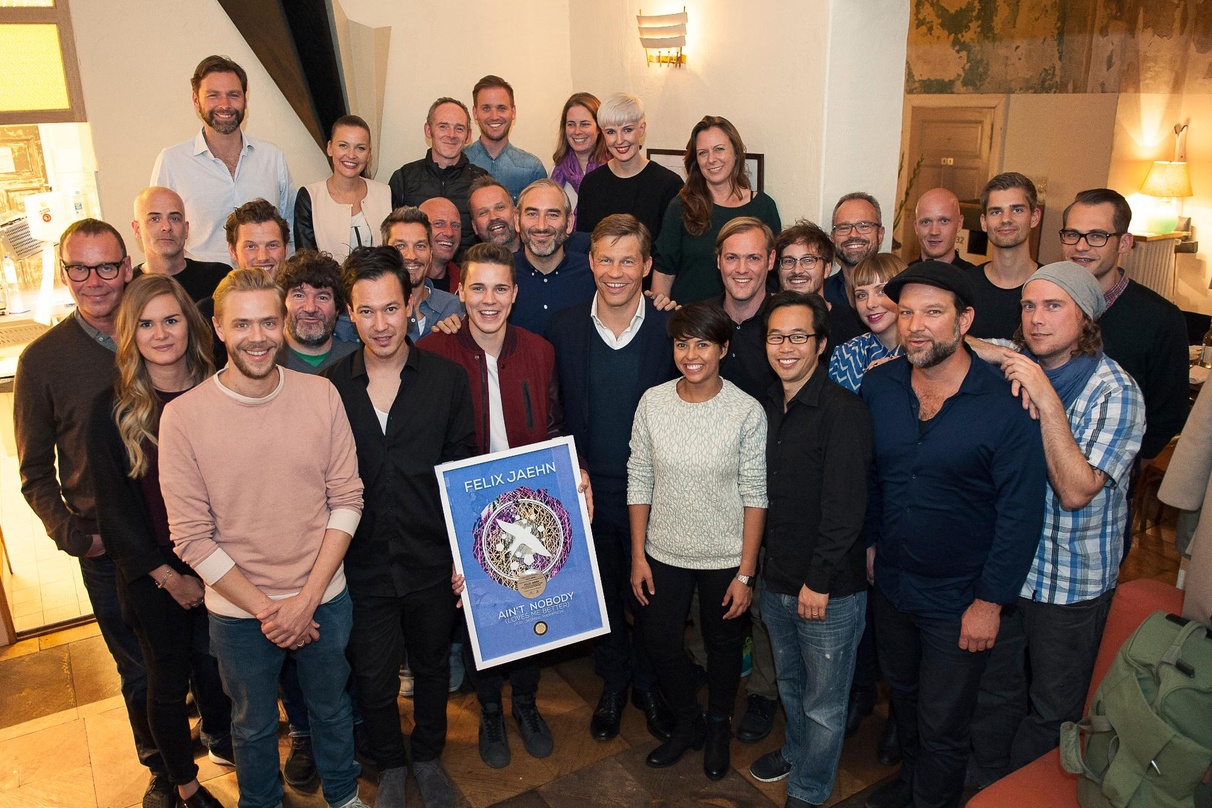 Bei der Verleihung in Berlin: Felix Jaehn (vorn Mitte) und sein Team