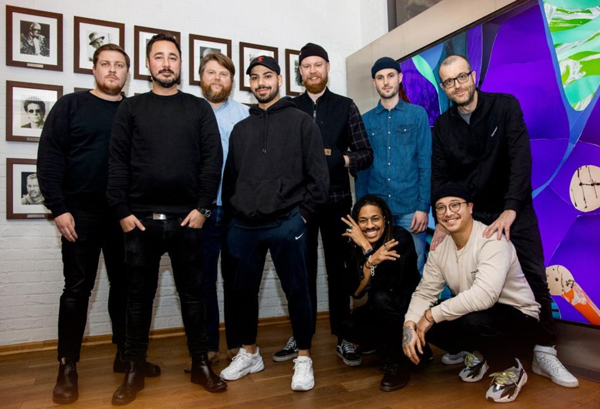 Arbeiten nun miteinander: Monet192, Niklas Otten (Manager A&R Warner Music), Pascal Raduner (Management Monet192) und Gregor Stöckl (Head of Marketing Domestic Warner Music) sowie (vorn) J...
