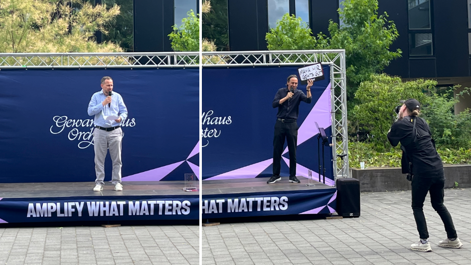 Hielten jeweils eine Rede: Fabian Kraffczyk (links) und Martin Böttcher (beide Co-Geschäftsführer Voxa/IC Music), der ein Schild einer Festivalaktion mit der Aufschrift "Mama mir gehts gut...