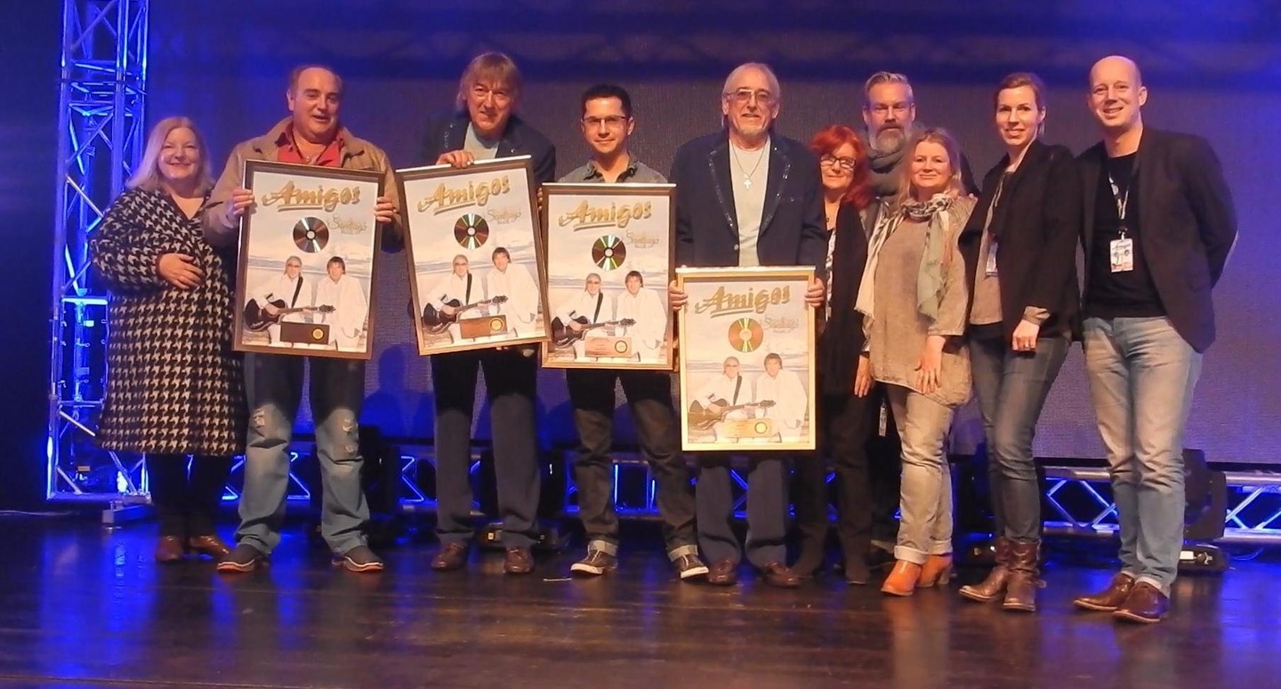 Bei der Gold-Verleihung (von links): Judith Coen (Externe TV-Promotion), Wilfried Emig (Management), Bernd Ulrich (Die Amigos), Benjamin Mäbert (Tourmanagement Manfred Hertlein), Karl-Hein...