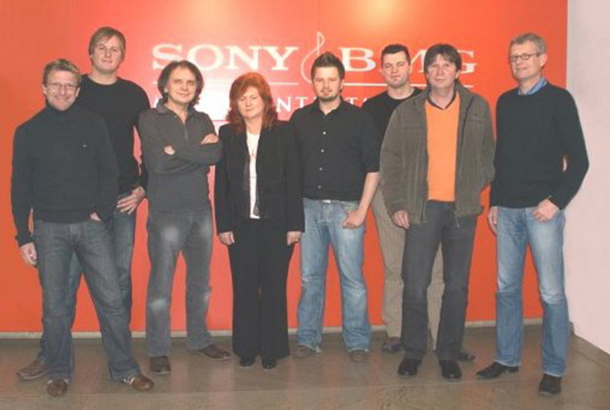 Neue Partner (v.l.n.r.): Willy, Danny (beide Troglauer Buam), Produzent Rudolf Müssig, Elisabeth Angerer (Senior Director A&R/Marketing Ariola), Mike (Troglauer Buam), Marco Deinl (Tontech...