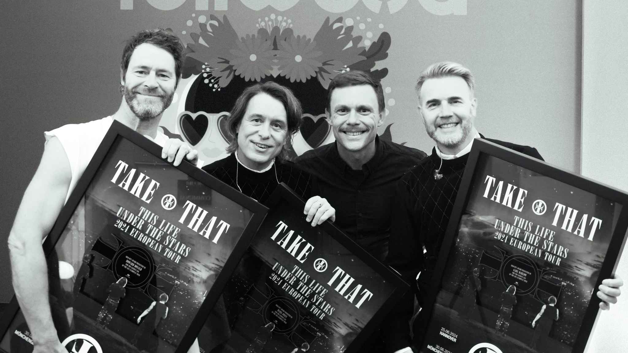 Bei der Award-Verleihung (von links): Howard Donald (Take That), Tobias Habla (Director Touring DreamHaus), Mark Owen und Gary Barlow (beide Take That).