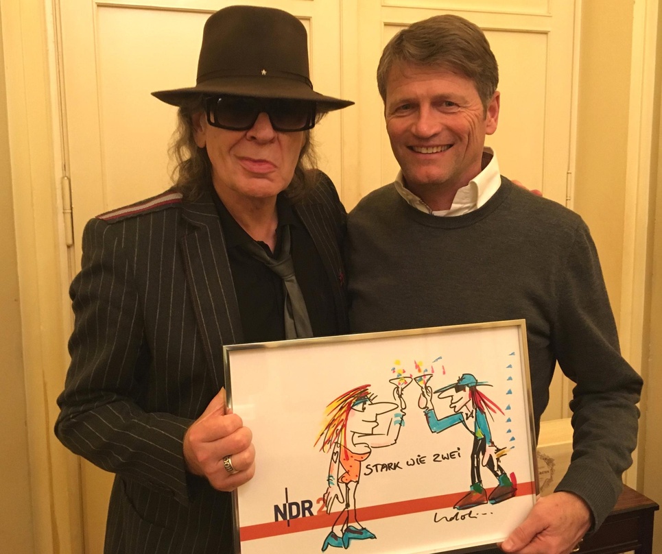Stark wie zwei: Udo Lindenberg (links) und Rainer Krone bei der Übergabe des ersteigerten Bildes im Hamburger Hotel Atlantic