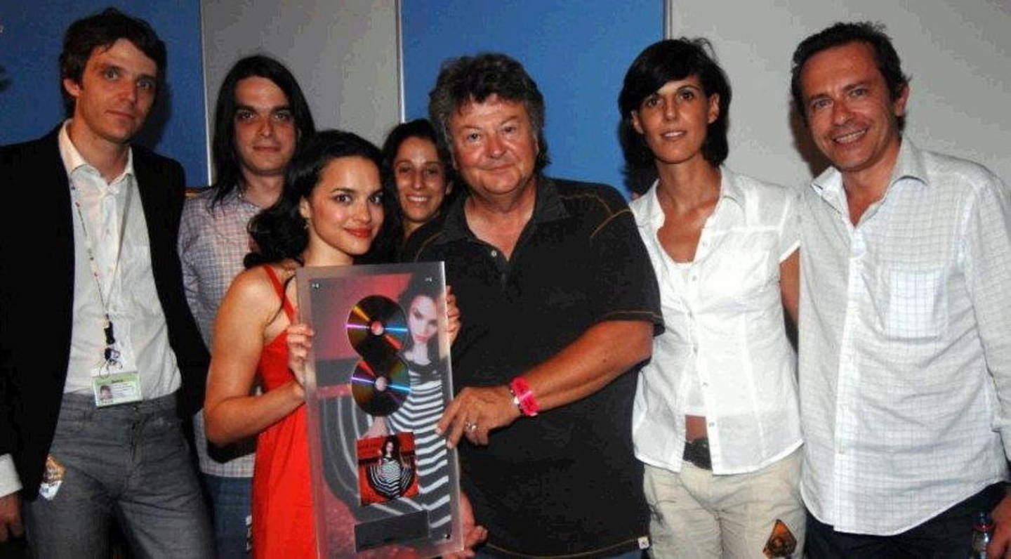Platin-Fest in Montreux: Norah Jones (3. v.l.) mit dem EMI-Team