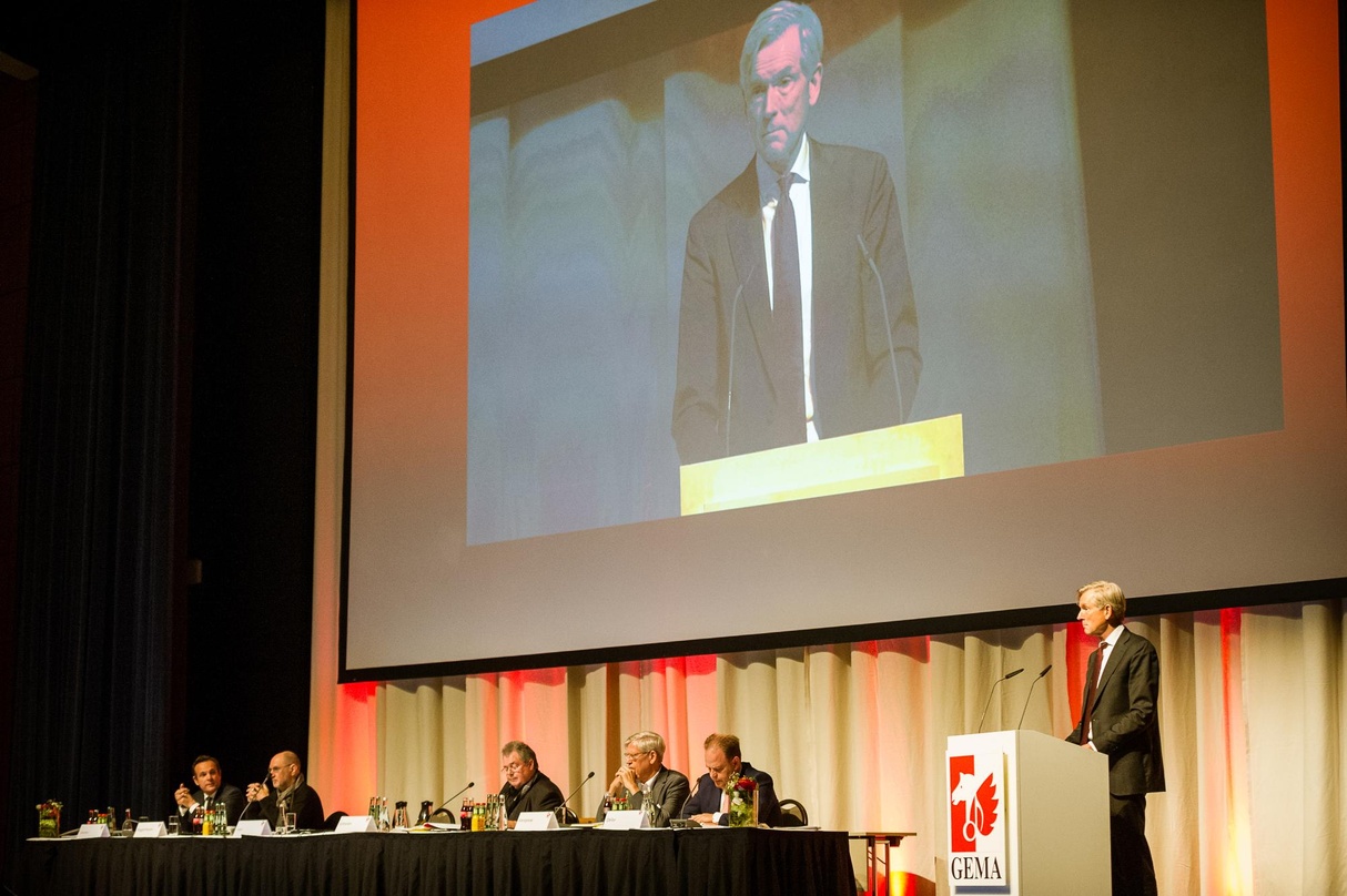 Bei der Hauptversammlung der GEMA am 24. Mai 2017 in München: der Vorstandsvorsitzende Harald Heker am Rednerpult sowie auf dem Podium (von links) Vorstandsmitglied Lorenzo Colombini die A...