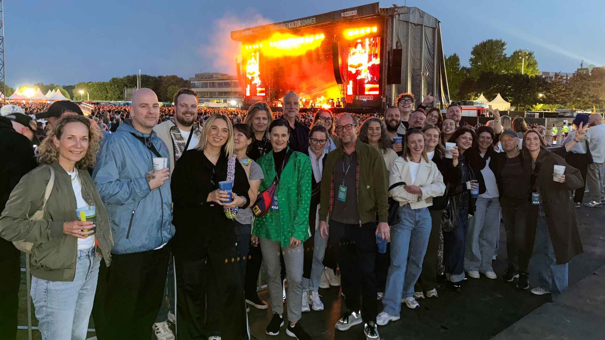 Besuchten die Band beim Hamburger Open-Air-Stopp: Doreen Schimk (grüne Jacke, mitte) und Fabian Drebes (daneben, beide Co-Presidents Warner Music Central Europe).