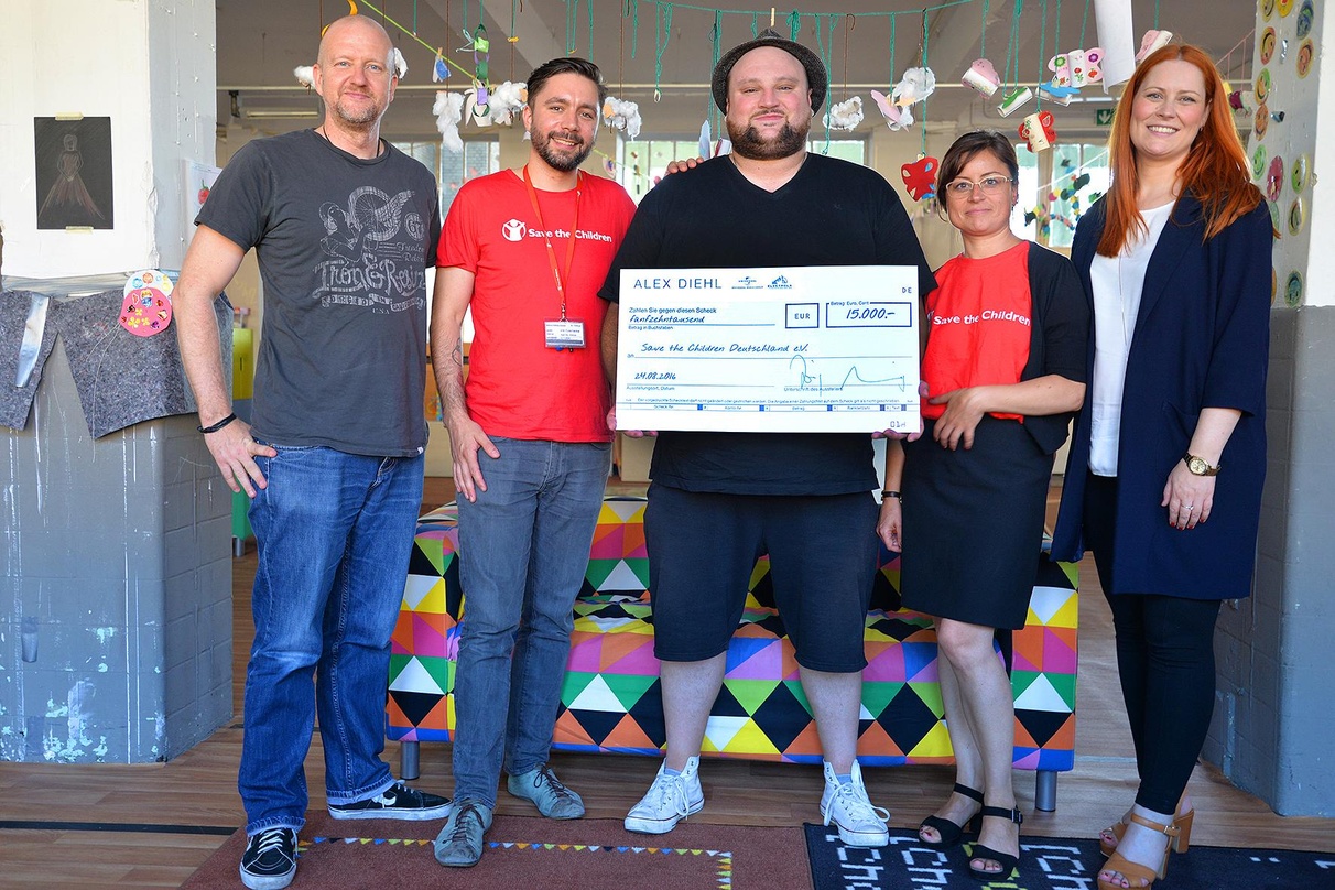 Bei der Scheckübergabe: Axel Erler (Management Alex Diehl), Joe Czarnecki (Save The Children), Alex Diehl, Diane Daedelow (Save The Children) und Alexandrea Ziem (Universal Music)