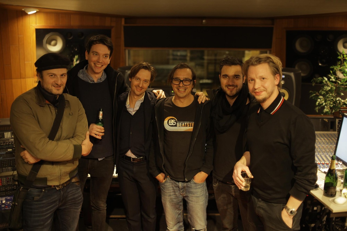 Inspirierende Zusammenarbeit in den Hansa Studios (von links): Lenny Svilar (Gitarre), Philipp Schaeper (Schlagzeug), Tom Schilling (Gesang), Moses Schneider (Produzent), Christopher Colaç...