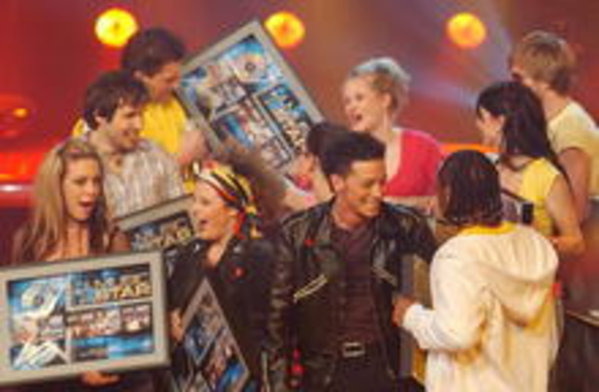 MusicStars: Die Finalisten um Siegerin Carmen (vorn, 2. v.l.)