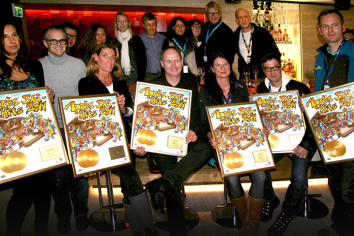 Erhielten auch 2011 Gold für "Après Ski Hits": die Teams von EMI Music, RTL II und allen Beteiligten||Erhielten auch 2011 Gold für "Après Ski Hits" (hinten, v.l.n.r.): Carlos Zamorano (Pro...