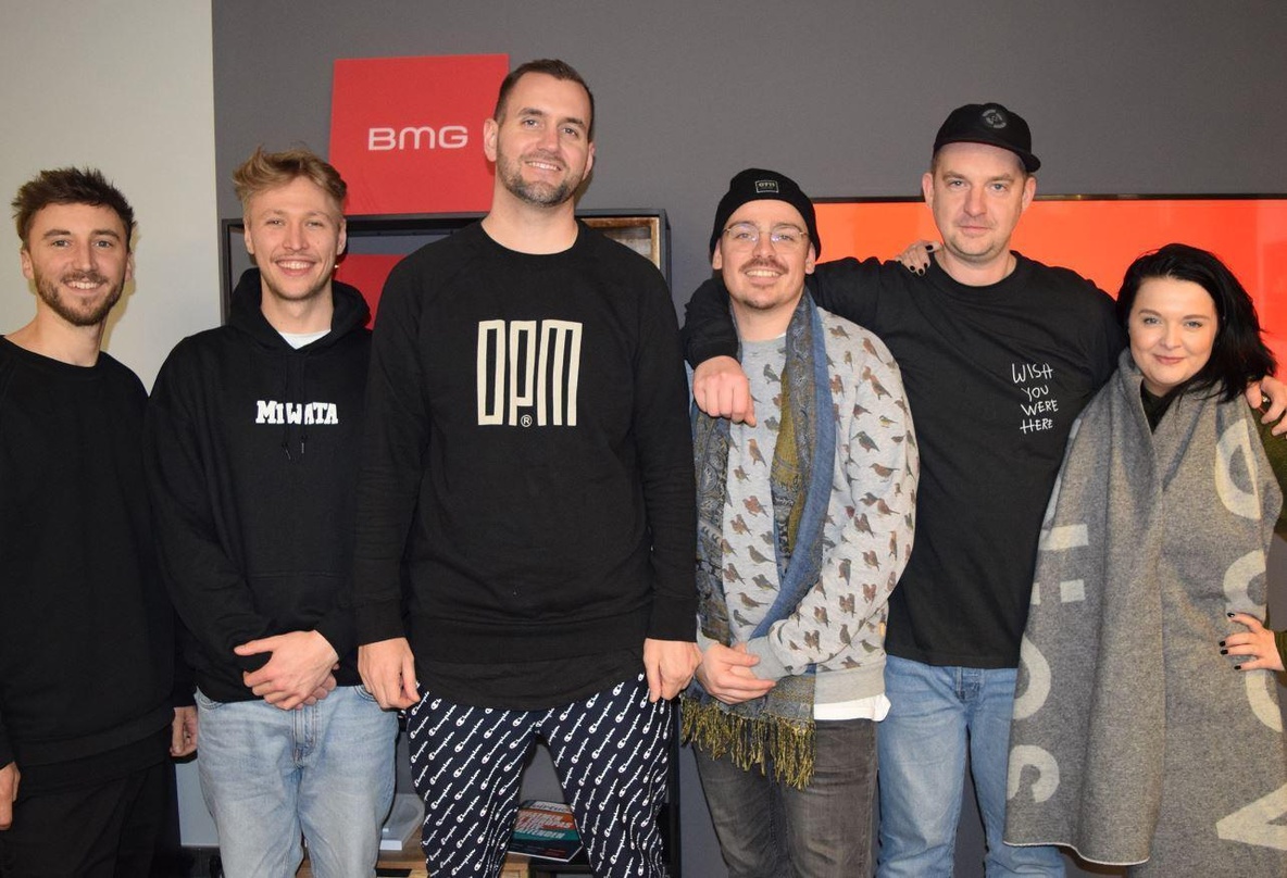 Die Zusammenarbeit besiegelten (von links): Max von Thadden, Lasse Exner, Meska, Jopez, Sir Jai und Sina Wahnschaffe.