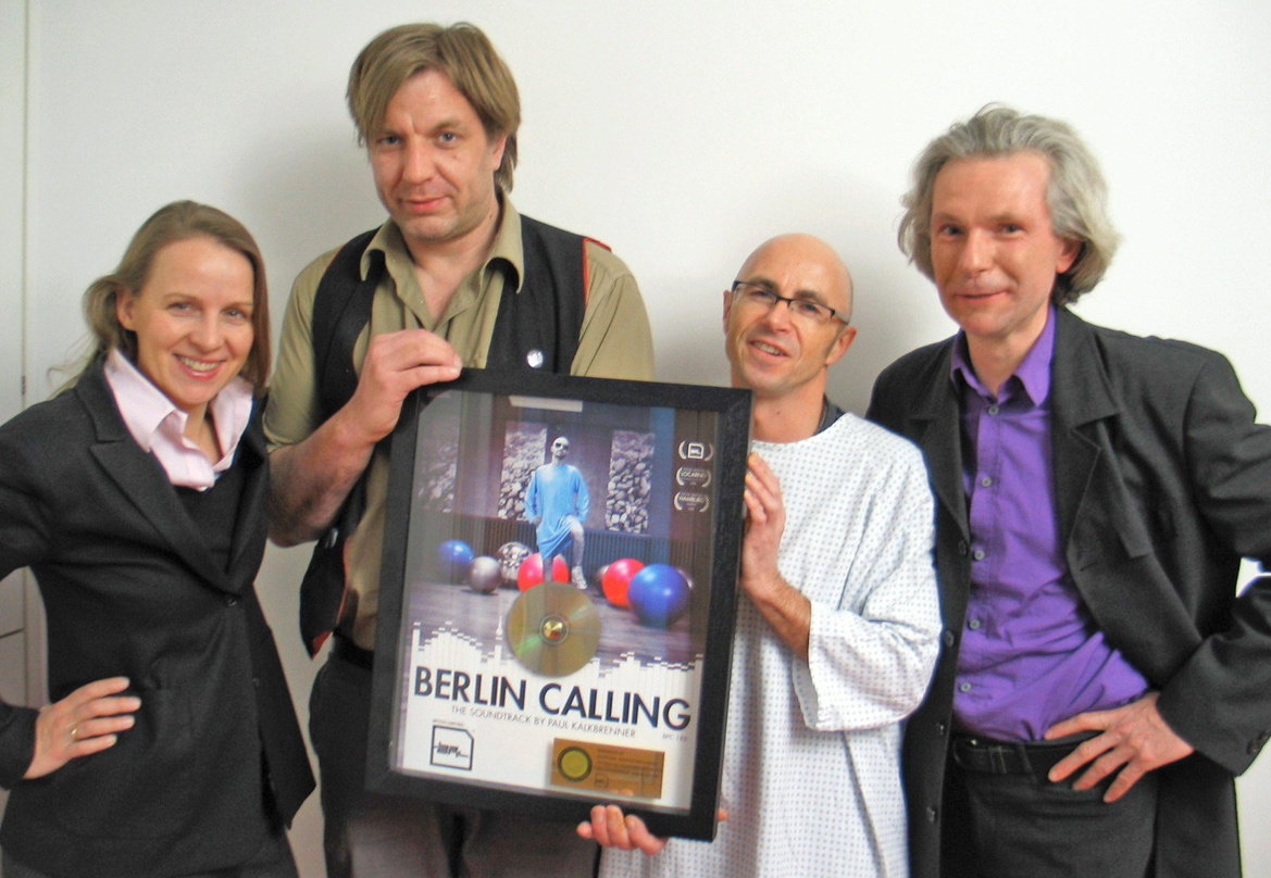Bei der Gold-Verleihung (v.l.n.r.): KulturKaufhaus-Geschäftsführerin Julia Claren, Simon Manzano (Leiter ClubKultur Dussmann), Uwe Glawion (GoodToGo) und Hannes Kraus (Hauptabteilungsleite...