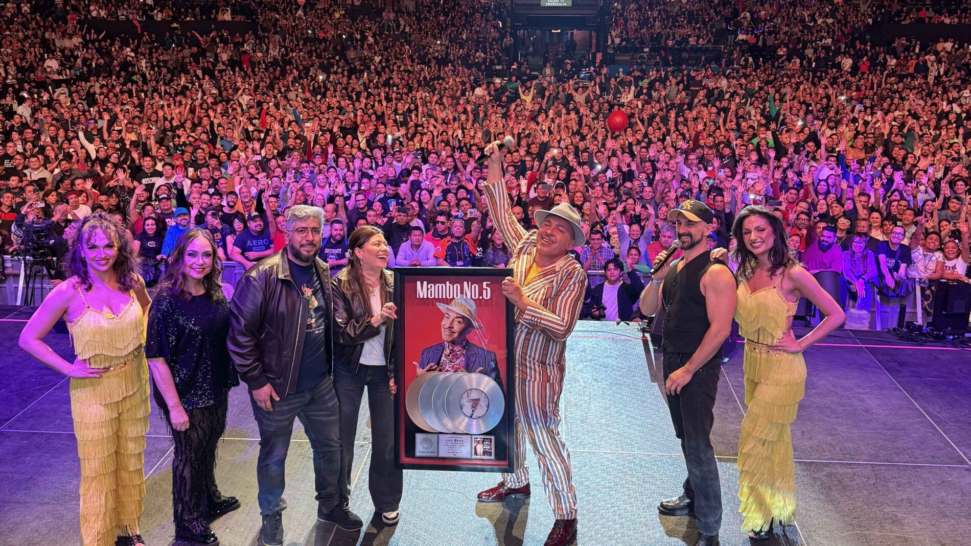 4639d81e 1913 4677 aadf 630d57730eeb Bei der Überreichung des Awards auf der Bühne in Mexico City: Lou Bega (3. von rechts) und sein Team.