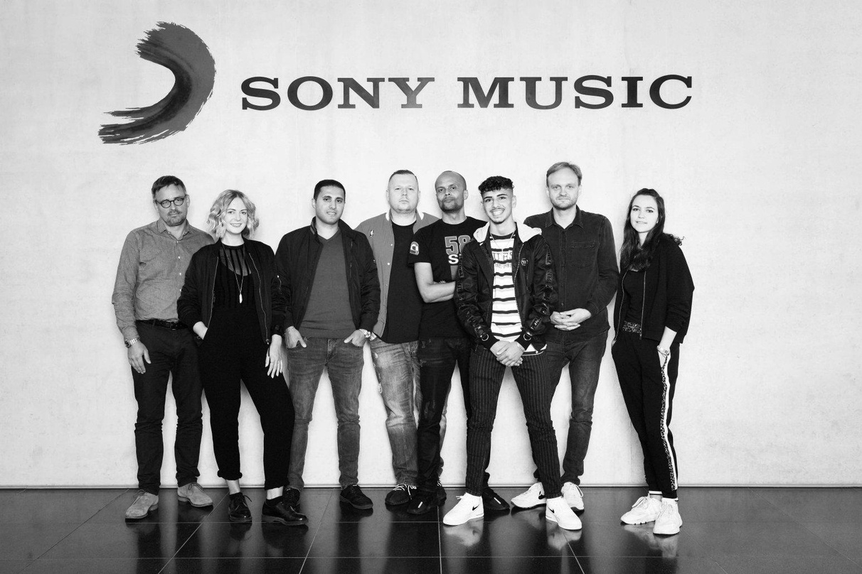 Vereint für dope (von links): Philipp von Esebeck, Katie Kirk, Adei Simon, Michael "Syn" Lukaschyk, Patrick Mushatsi-Kareba, Luqe, Fiete Klatt und Verena Staudacher