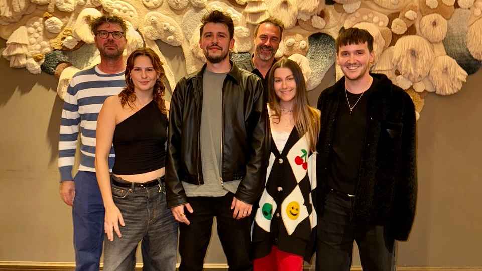 Besiegeln die Partnerschaft (von links): Oliver Kolb (CEO), Lena Hackl (A&R / Creative Manager, beide Napa Songs), Ilja Krut, Robert Koster (A&R / Creative Manager Napa Songs ), Melanie Fo...