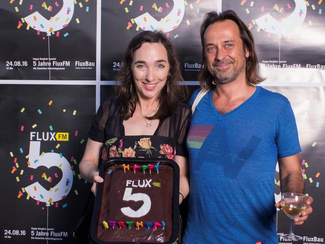 Mit Geburtstagstorte: Die FluxFM-Gründer und Geschäftsführer Mona Rübsamen und Markus Kühn luden zum Jubiläum in den FluxBau