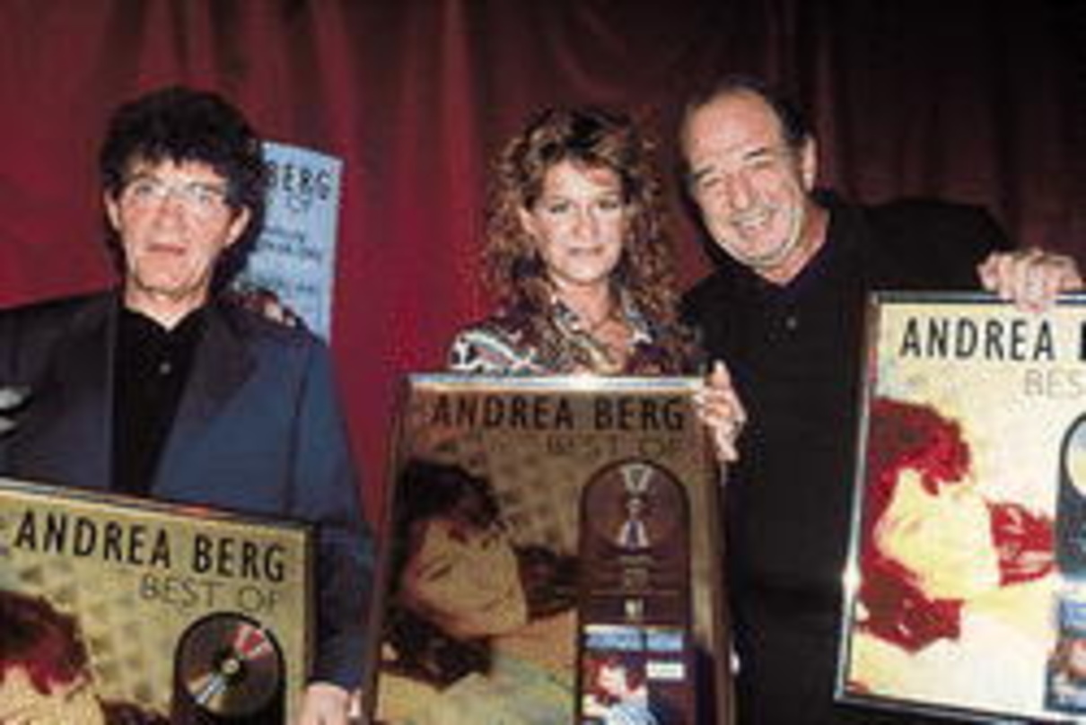 Goldene Trophäen: die Sängerin mit ihrem langjährigen Produzenten
Eugen Römer (l.) und mit Jupiter-Chef Ralph Siegel