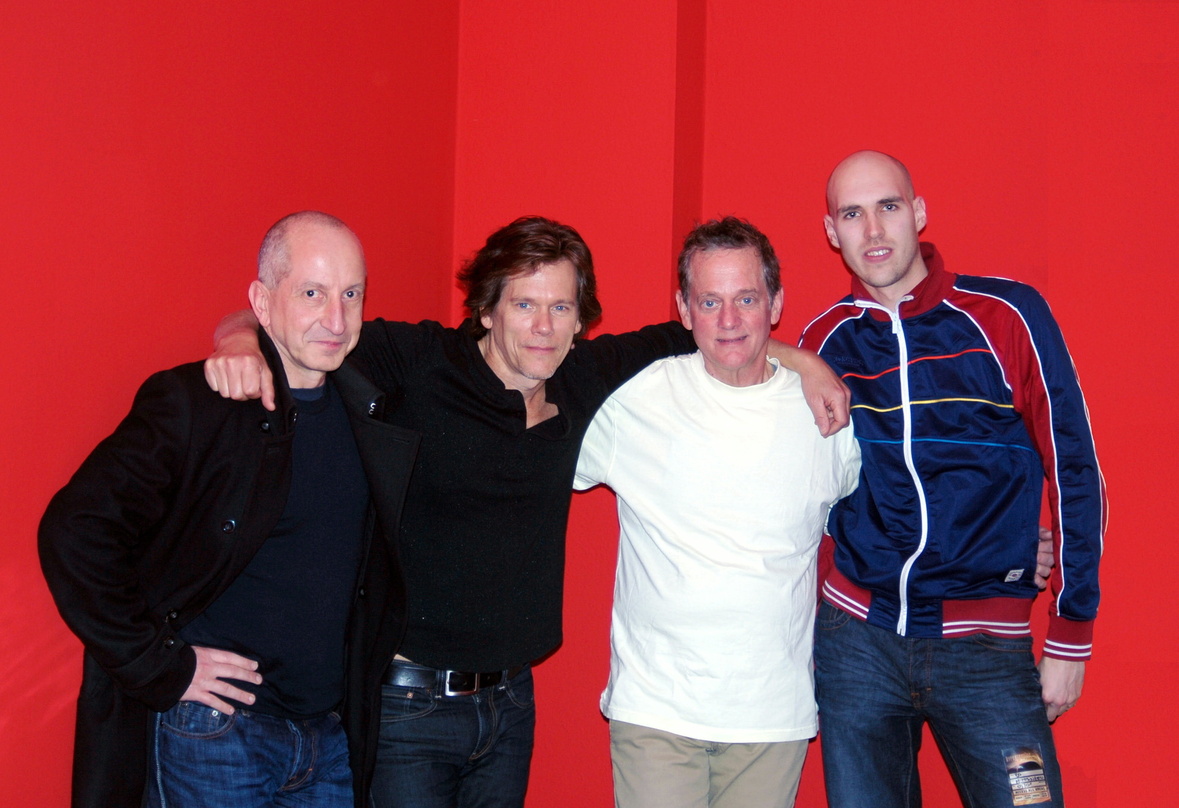 Begegneten sich backstage in Memmingen (v.l.n.r.) Thomas Hammerl (Hammerl Kommunikation), Schauspieler/Musiker Kevin Bacon, Michael Bacon und Fabian Schreyer (Hammerl Kommunikation)