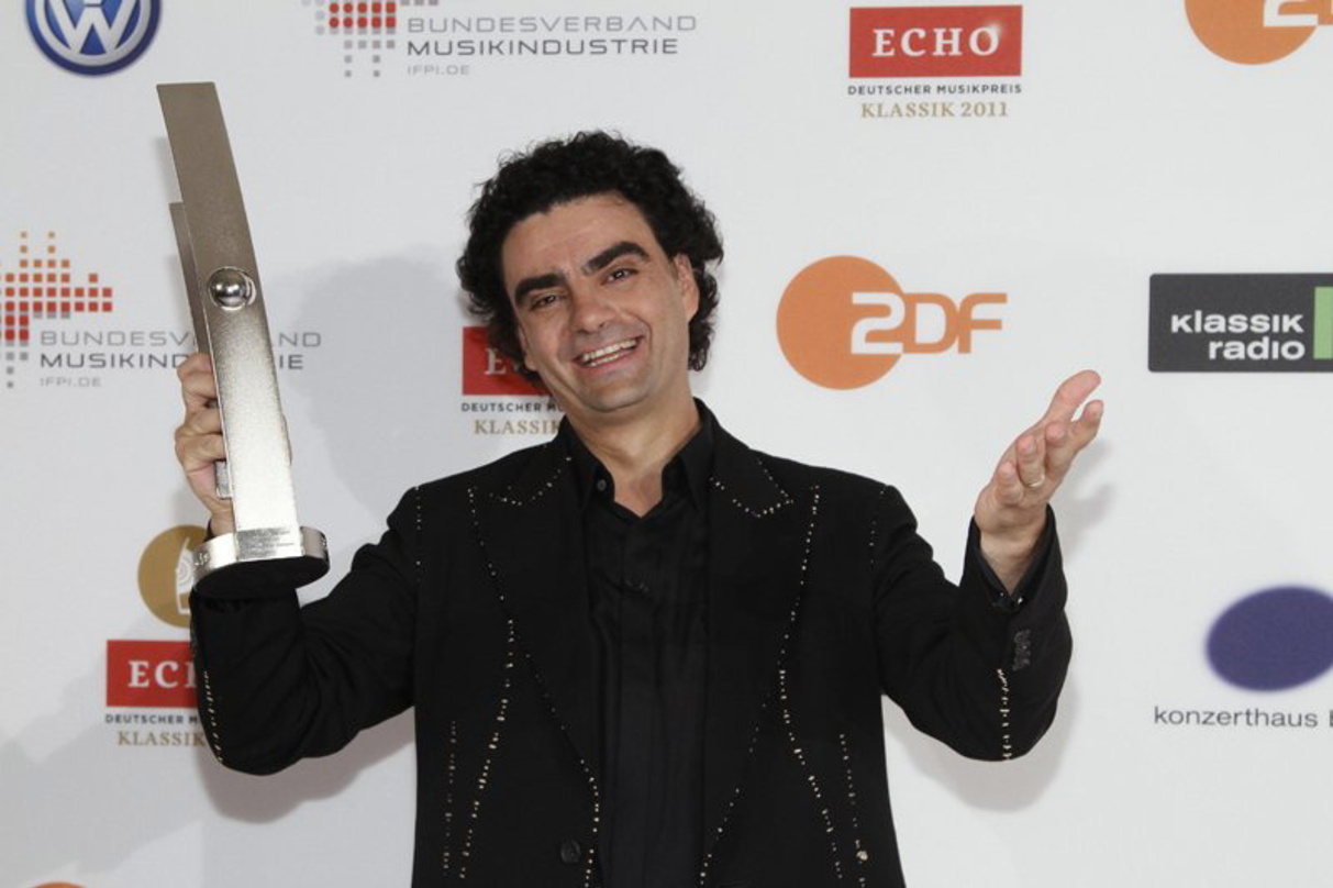Kennt sich mit dem Echo bereits bestens aus: Rolando Villazón, hier mit seiner Trophäe im Jahr 2011