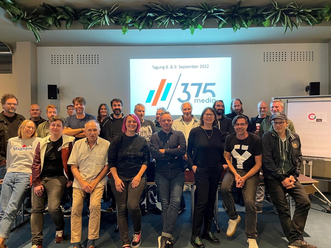 In Hamburg versammelten sich (hinten, von links) Lutz Falldorf, Olaf Evers, Mike Neldner, Martin Burmeister, Daniel Arm (375Media), Birgit Zurhoff, Manuel Amian, Oliver Sickert, Piet Manns...