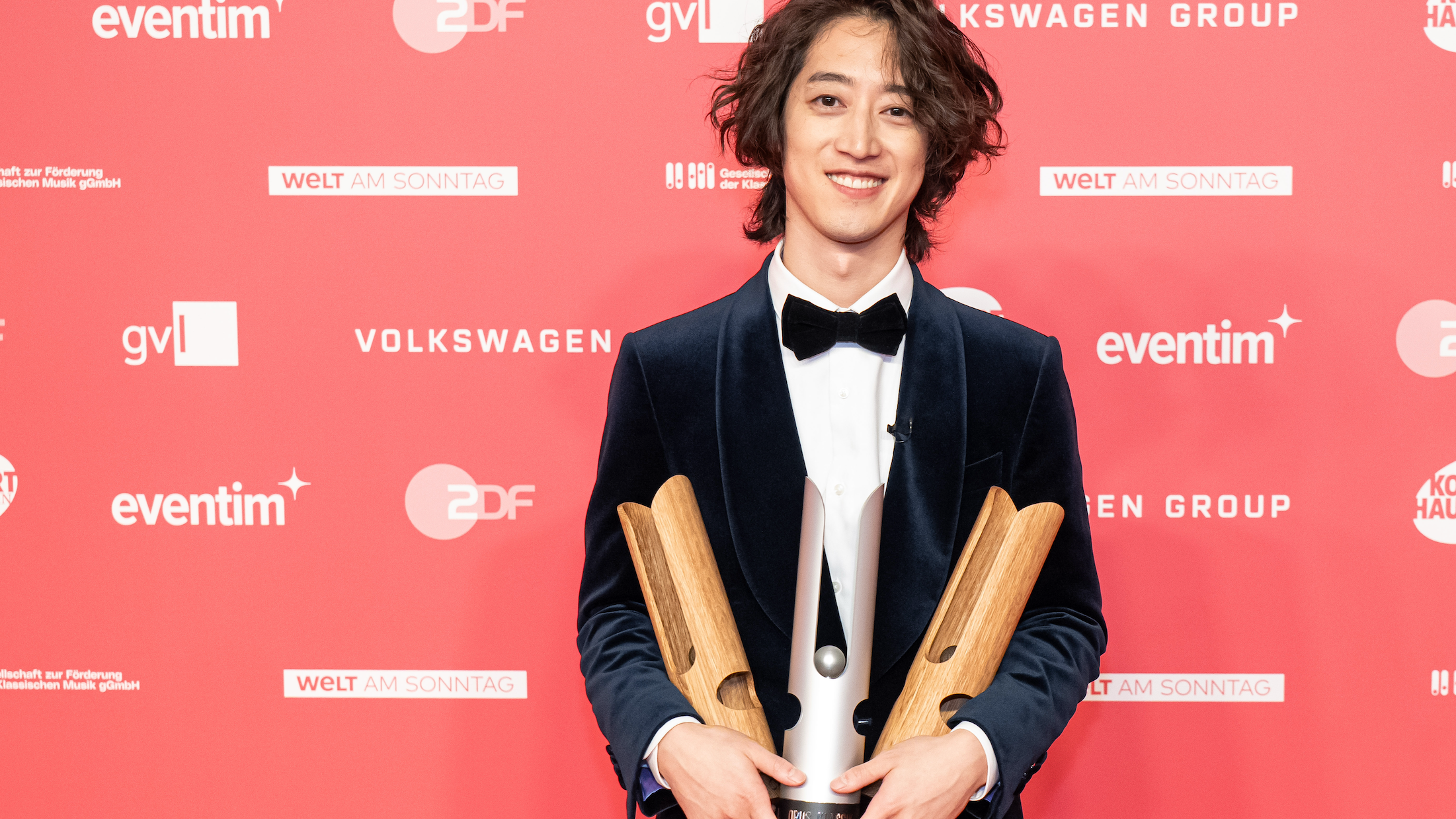Als "Nachwuchskünstler", für die "Live-Performance des Jahres - Solist" und mit dem Publikumspreis gleich dreifach mit dem Opus Klassik 2025 ausgezeichnet: Hayato Sumino auf dem Roten Tepp...