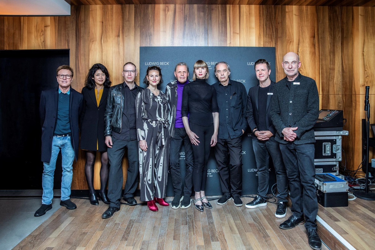 Verwammelt bei Ludwig Beck (von links): Bernd Dopp (Chairman & CEO Warner Music Central Europe), Miho Nishimoto, Max Dax (Transhuman Art Critics), Sophia Schneider-Esleben, Emil Schult, Em...