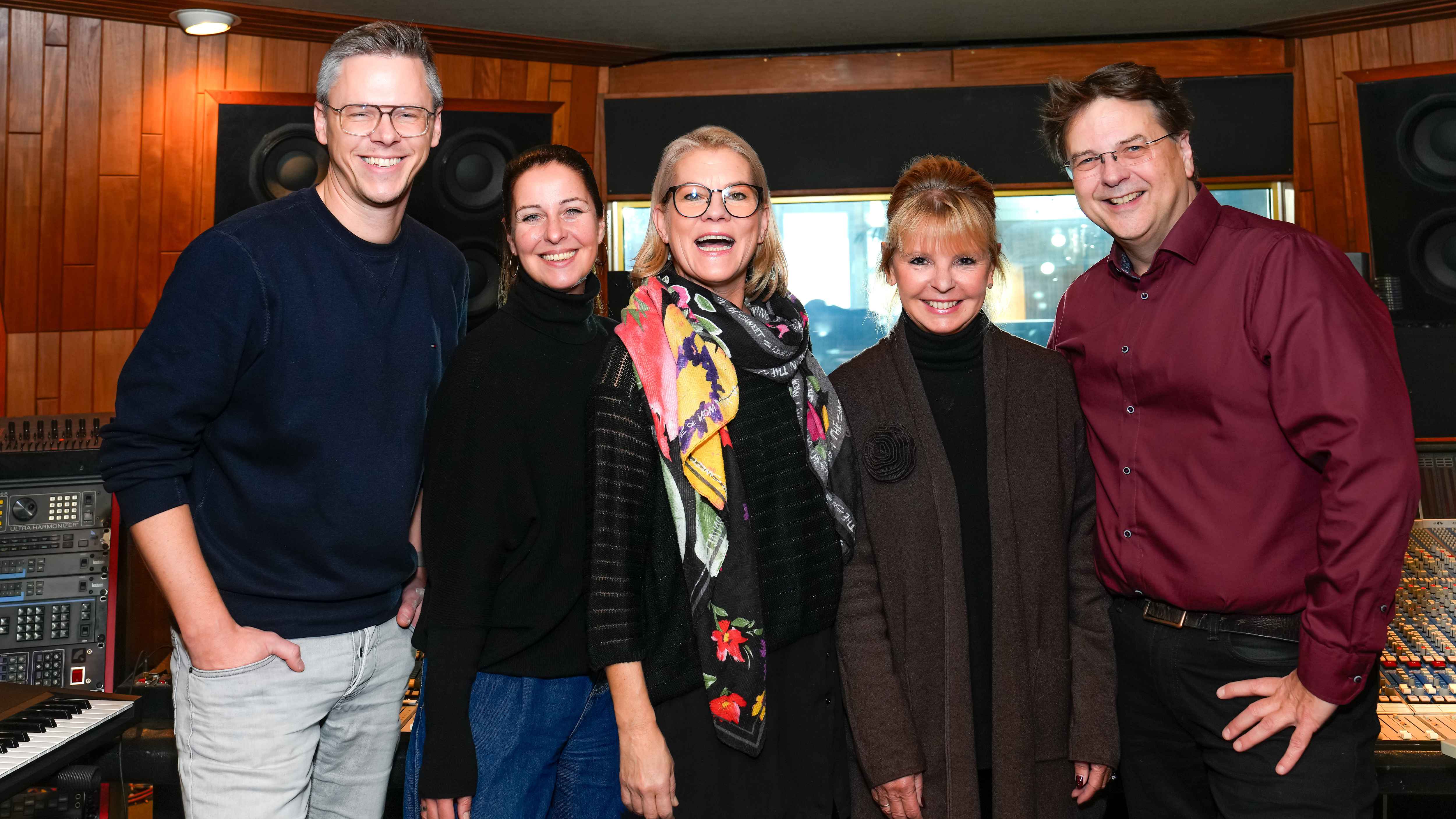 In den Hansa Studios (von links): Christopher Gronau (Senior A&R), Ina Wiens (Copyright-/Creative Manager, beide Lucile-Meisel), Anja Krabbe, Kirsten Meisel (Geschäftsführerin) und Marcus ...
