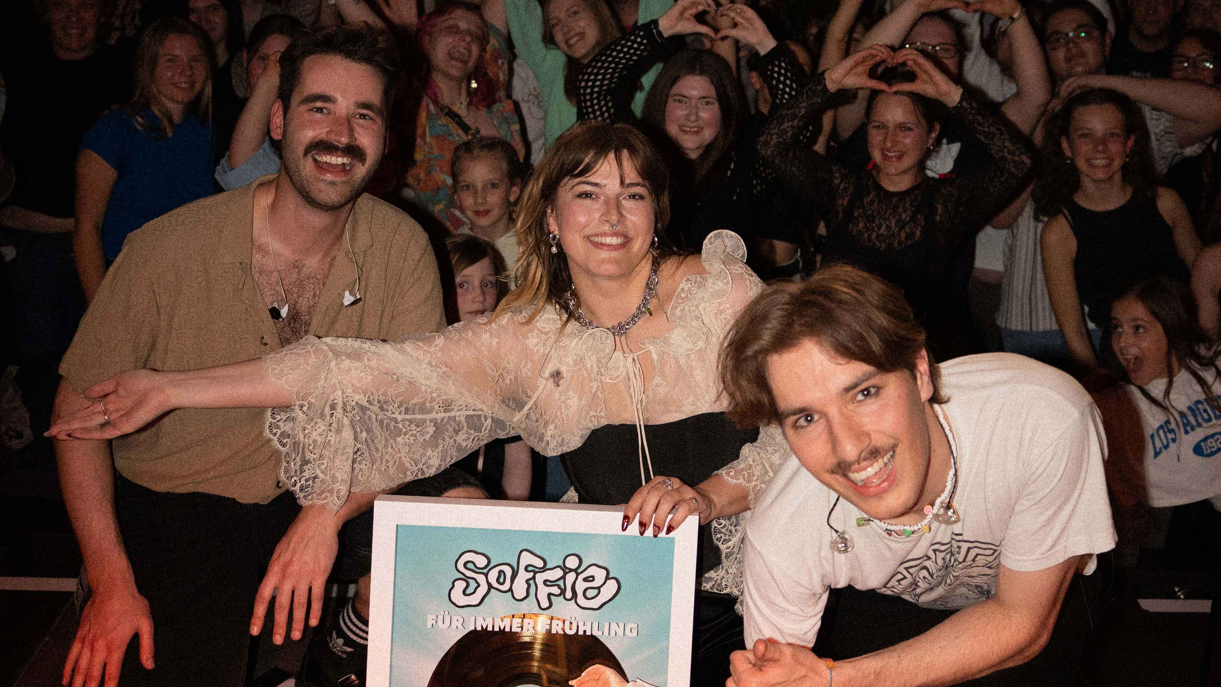 Dürfen sich über Edelmetall freuen (von links) Simeon Kurt Böhm (Produzent "Für immer Frühling"), Soffie und Nik Münger (Keys).