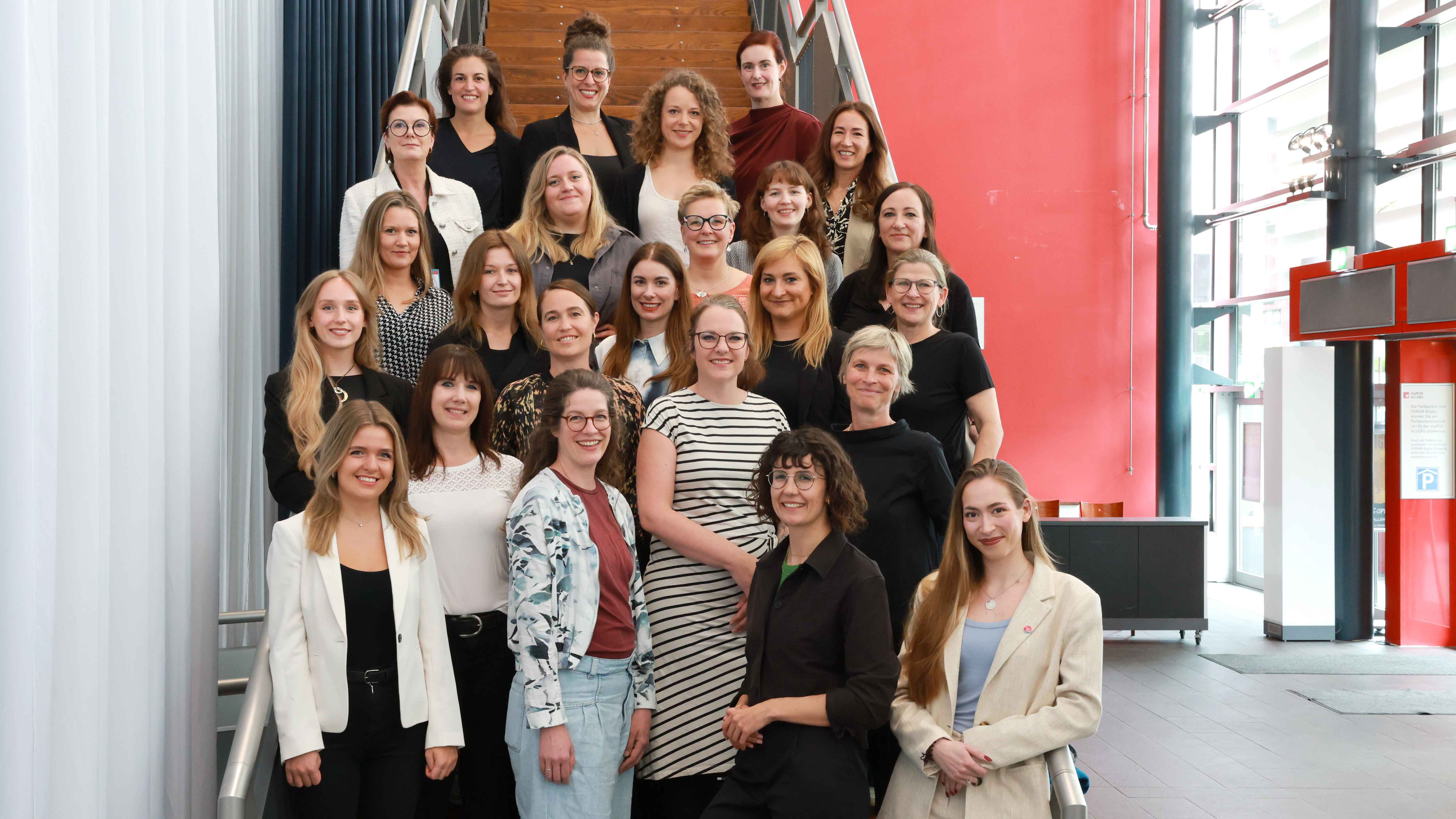 Nahmen an dem Event im Allgäu teil (oben, von links): Tabea Kaplan, Tina Krug und Hanna Kuster sowie (5. Reihe) Clara von Sydow (Dozentin), Hanna Teepe und Verena Krämer (Vorständin BDKV) ...