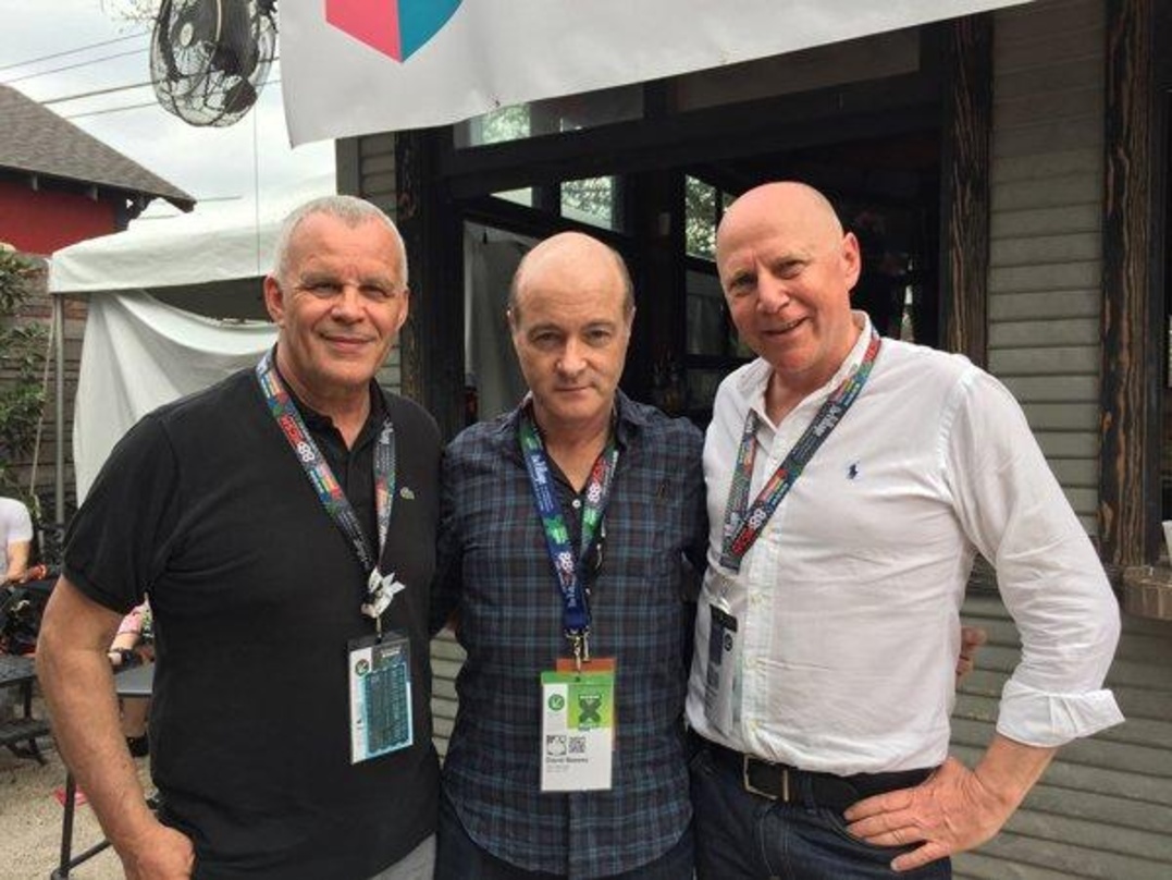 Trafen sich beim Wunderbar-Showcase (von links) Prof. Hubert Wandjo (Popakademie Baden-Württemberg), David Massey (Island Records) und Mike Heisel (Initiative Musik)