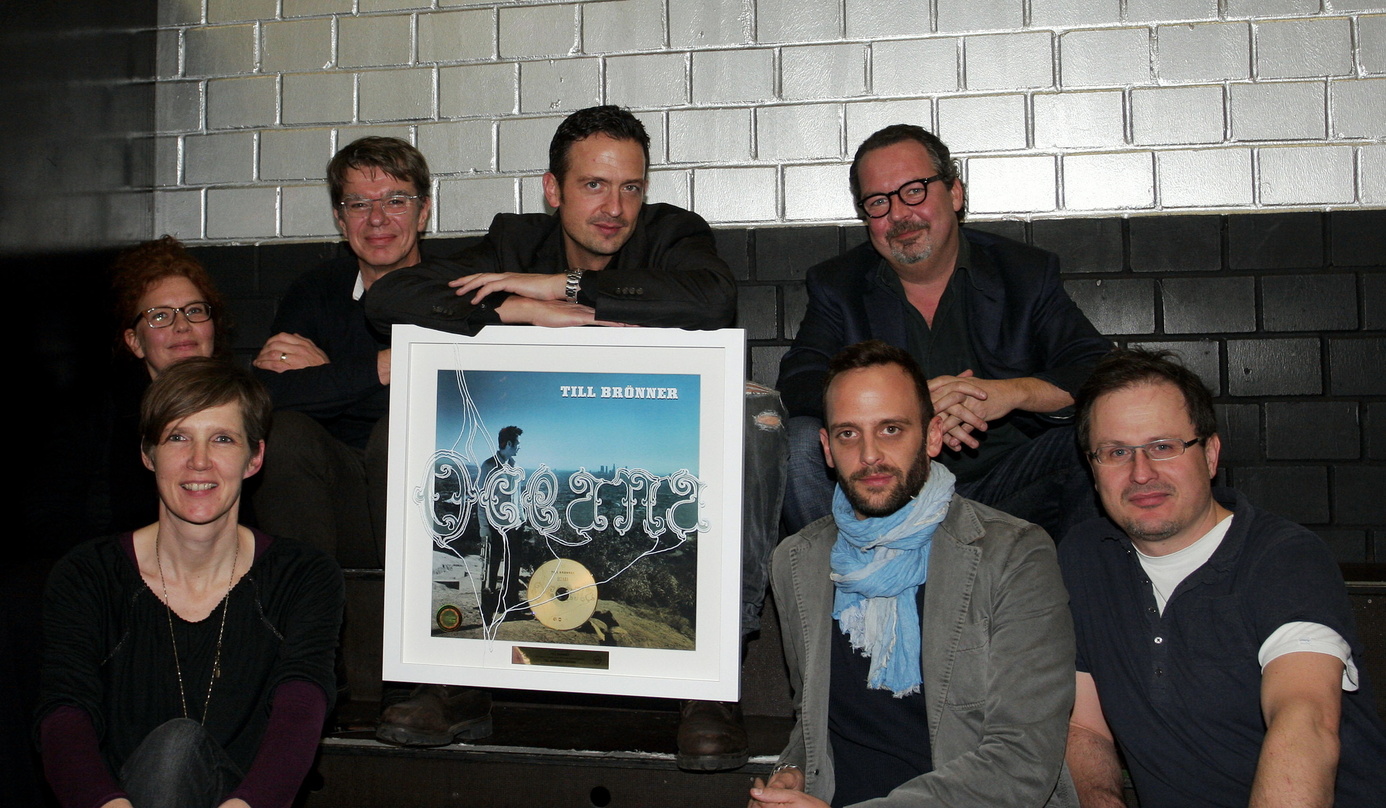 Bei der Gold-Verleihung (hinten, von links): Genia Jessen (Manager Promotion Jazz Universal Classics & Jazz UCJ), Christian Kellersmann (Managing Director UCJ), Till Brönner und Rechtsanwa...