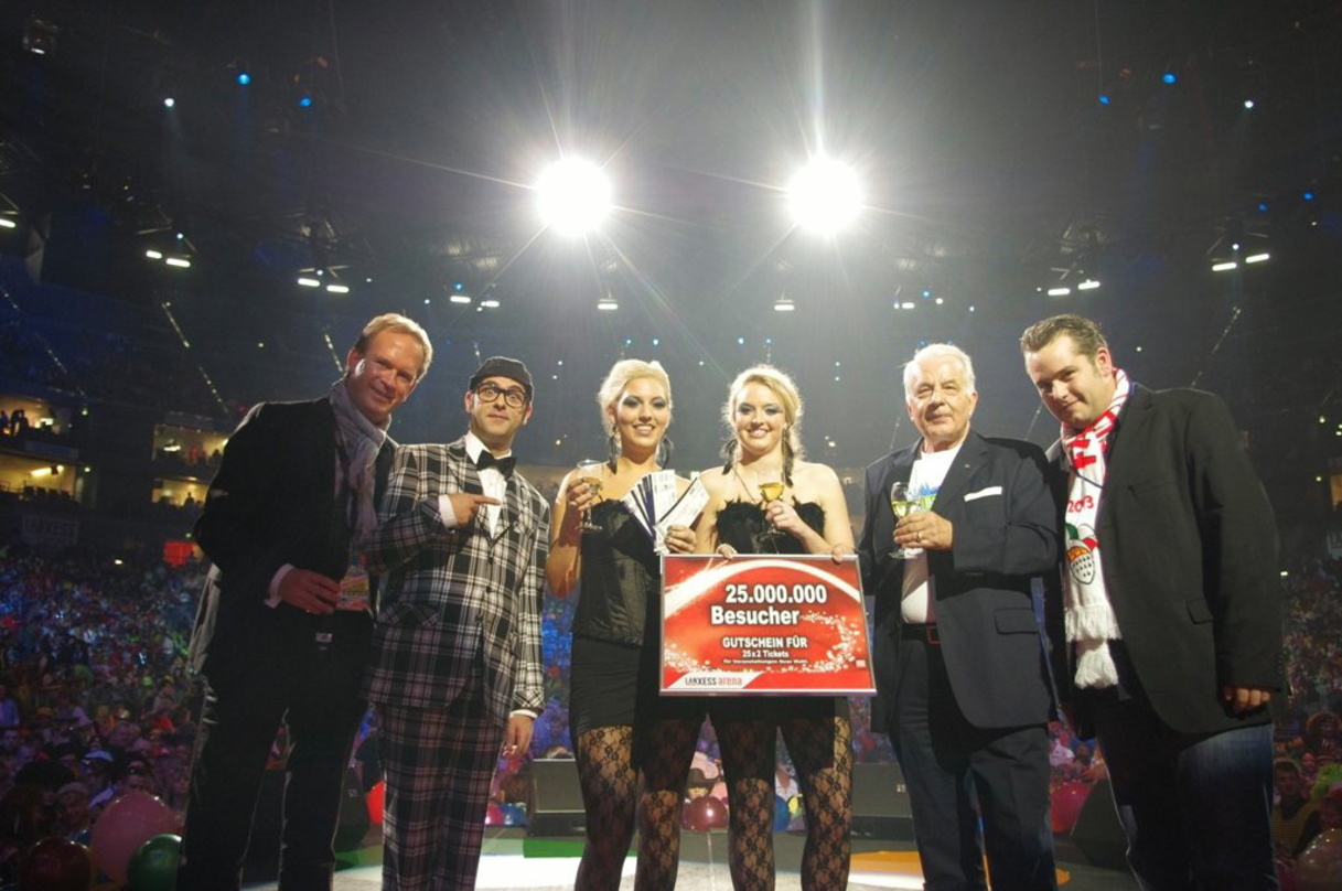 Bei der Gutscheinübergabe (von links): Stefan Löcher, Mark Metzger, Anina Münch, Christina Zimny, Eberhard Bauer-Hofner und Bastian Ebel