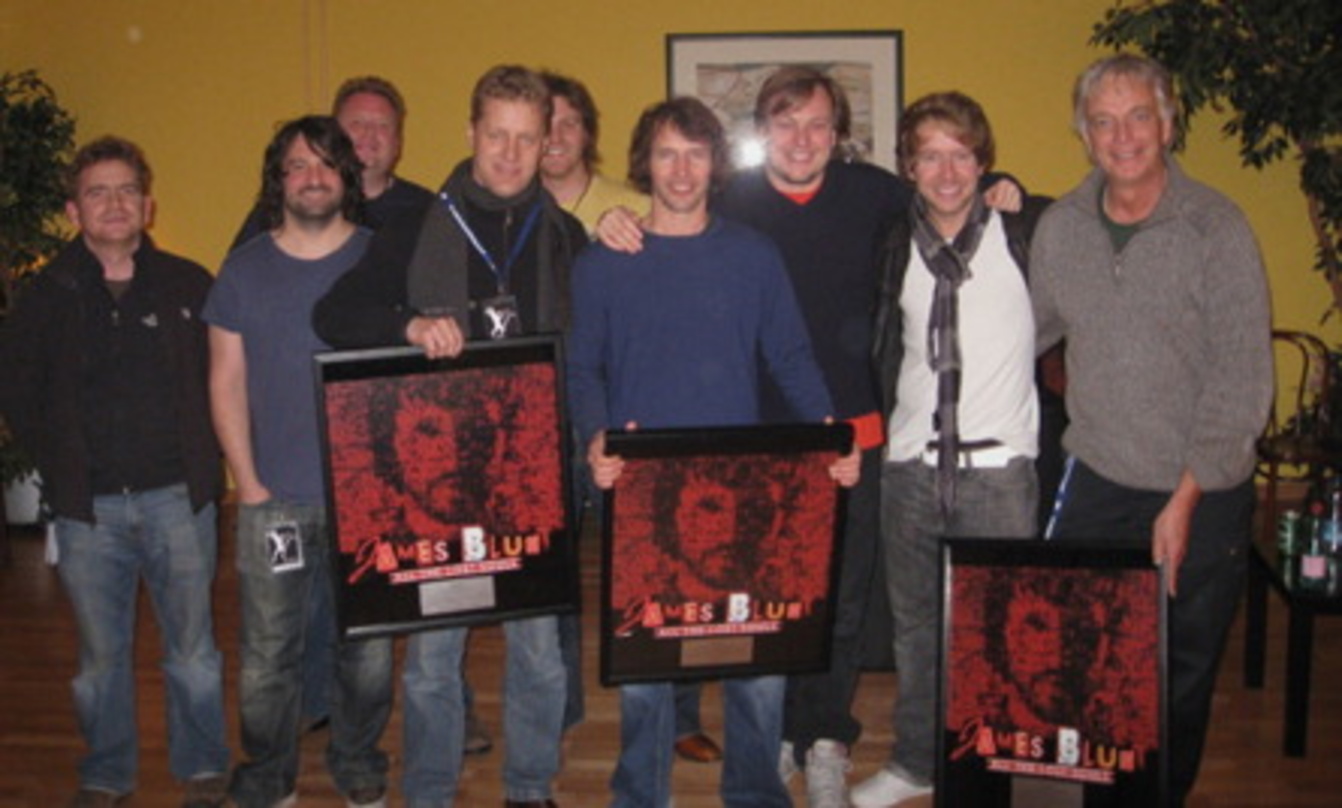 Feierten einen erfolgreichen Tourabschluss: FKP Scorpio und James Blunt||Zu einem Erinnerungsfoto mit dem ausgezeichneten Künstler versammelten sich (v.l.n.r): Mark Reuben (Produktionsleit...