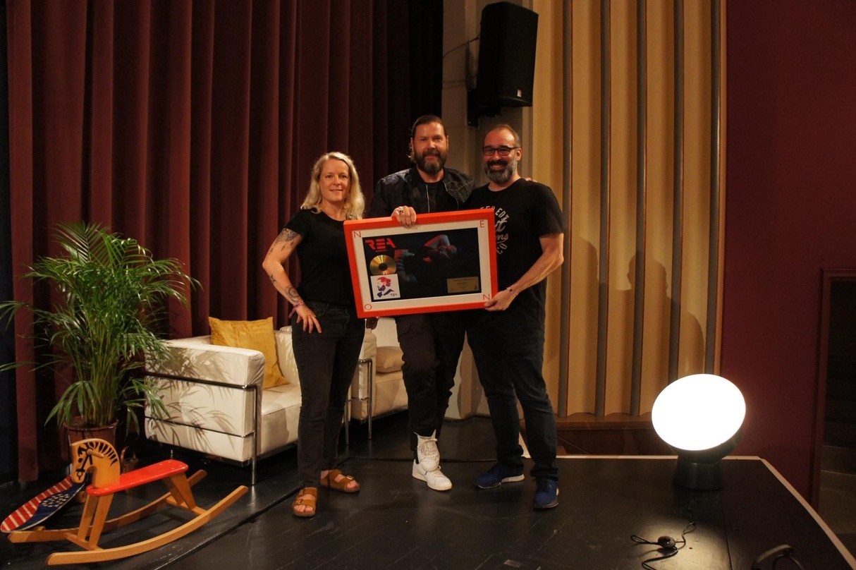Bei der Goldvergabe (von links): Susanne Krauer, Rea Garvey und Carlo Pozzi