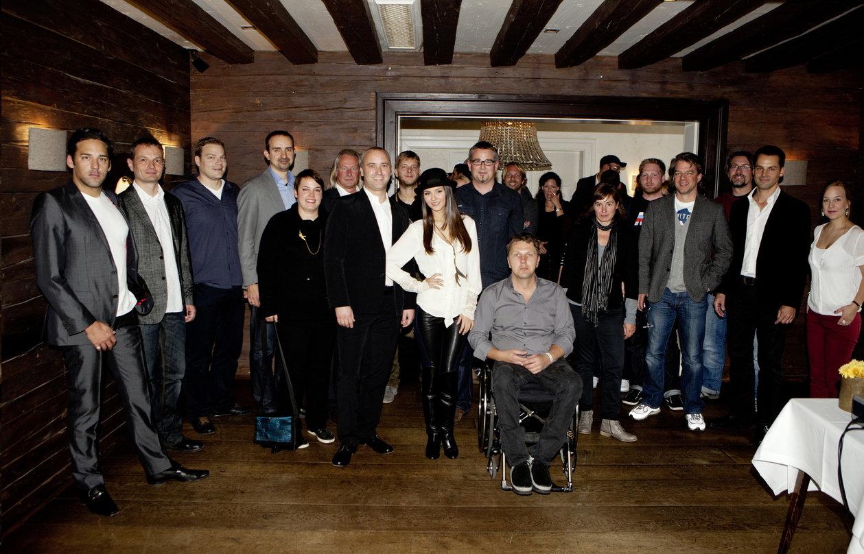 Bei ihrem erstem Deutschlandbesuch: Victoria Justice (M.) mit ihrem Team und Medien- sowie Handelspartnern||Beim Termin mit Medien- sowie Handelspartnern in München (v.l.n.r.): Felix Homei...
