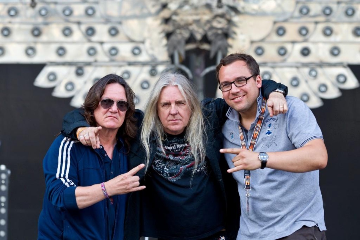 Blicken auf 16 gemeinsame Jahre zurück (von links): Thomas Jensen (Managing Director ICS Festival Service), Biff Byford (Saxon) und Leonard Loers (Managing Director MPS Hanseatic)
