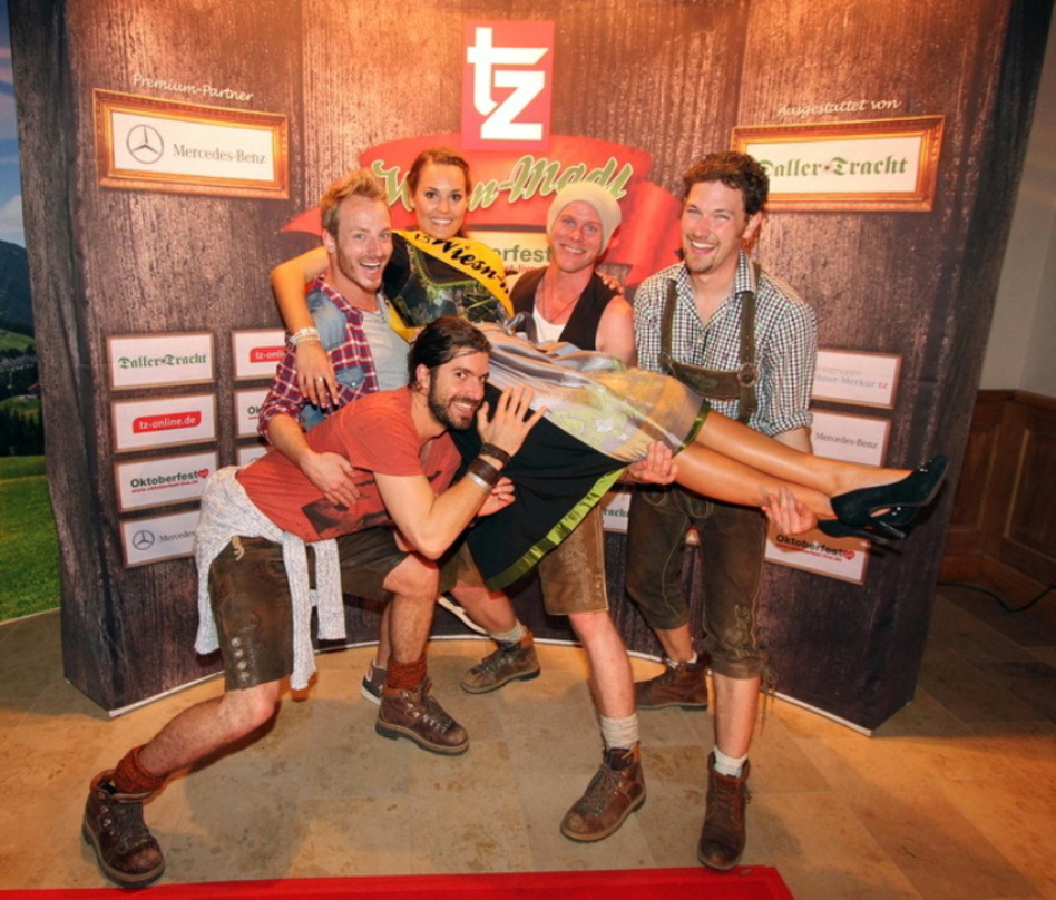 Ließen die Siegerin hochleben: Voxxclub mit dem Wiesn-Madl 2013
