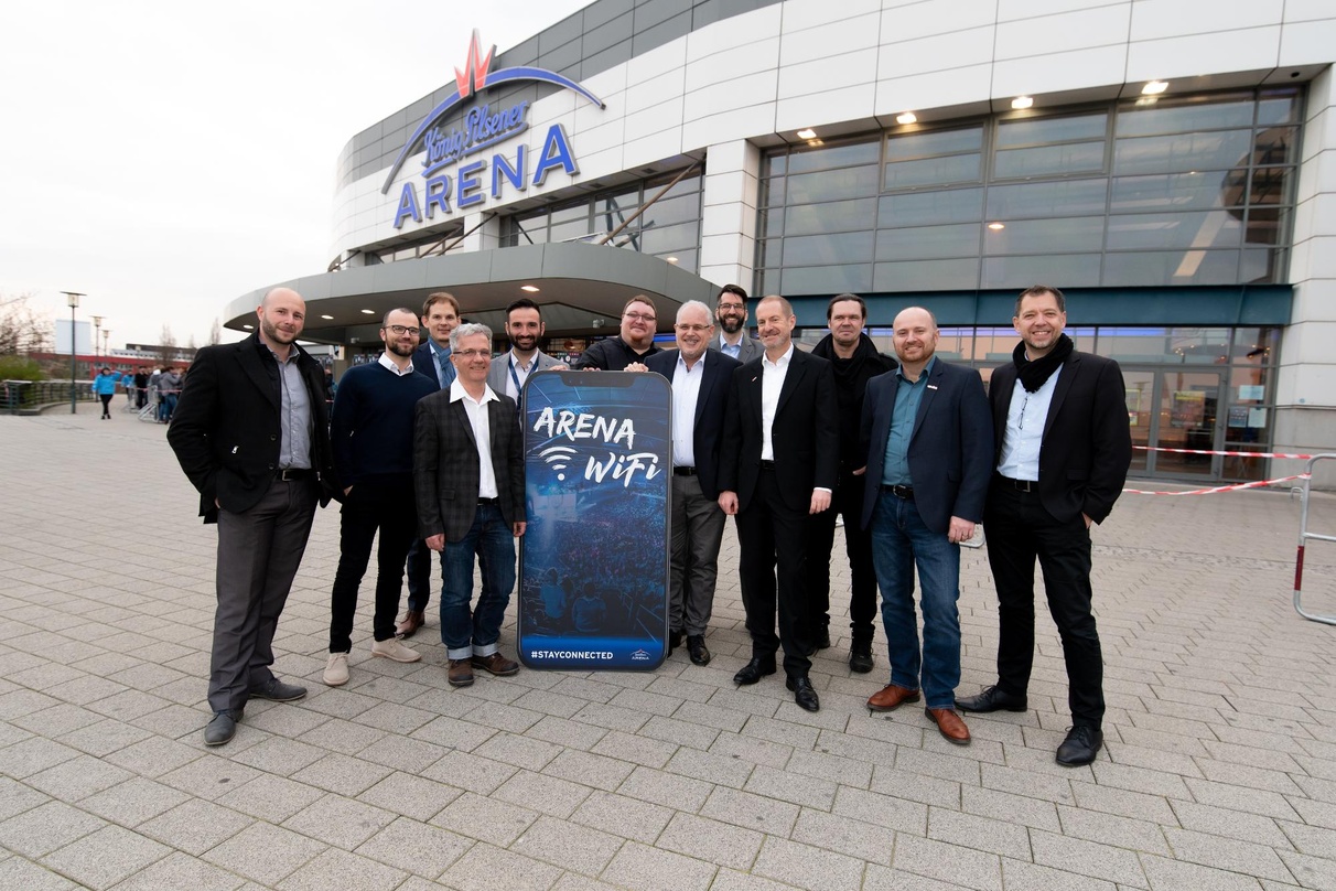 Stellte das neue Arena WiFi vor: das Team der König-Pilsener-Arena um Henrik Häcker, Stephan Ulm, Florian Wels, Marc Hausmann und Wolfgang Kirschniok sowie Vertreter von Aruba, Loop21 und ITZ