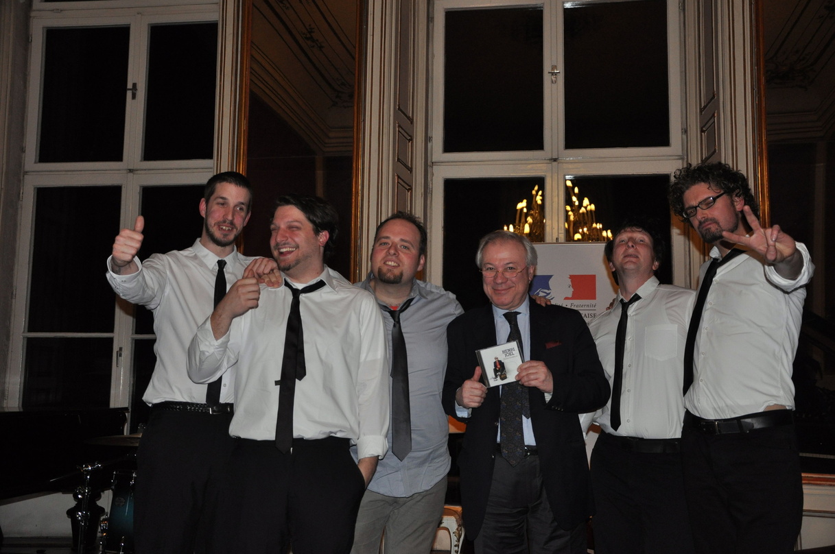 Franzosen in Wien: Henri Joel (Dritter von links), Philippe Noble (Mitte) und die Musiker von Joels Band The Harlequinz