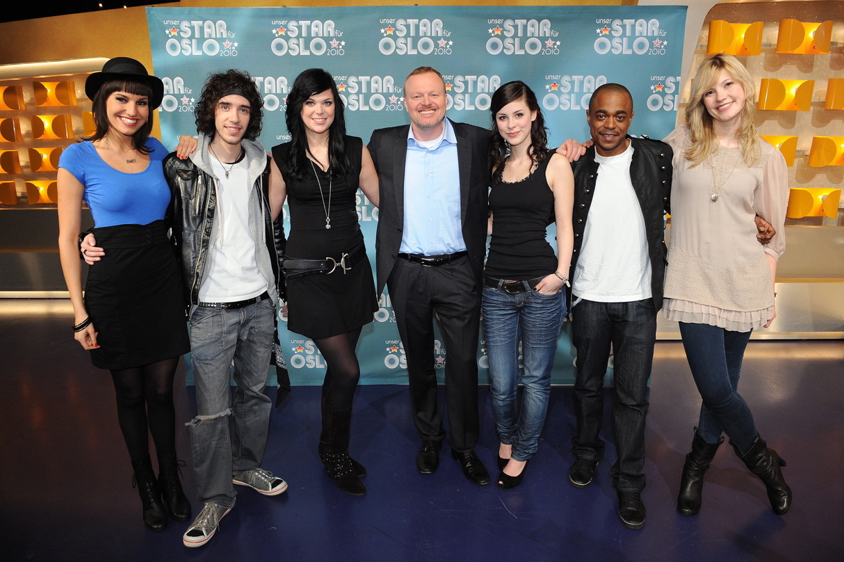 Sie sehen sich am nächsten Dienstag wieder: Stefan Raab (M.) und (v.l.n.r.) Sharyhan Osman, Christian Durstewitz, Jennifer Braun, Lena Meyer-Landrut, Leon Taylor sowie Kerstin Freking