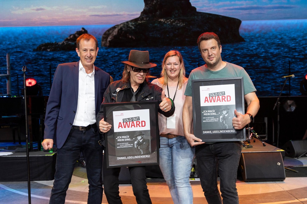Bei der Verleihung (von links): Jochen Meschke (Geschäftsführer Westfalenhalle GmbH), Udo Lindenberg, Westfalenhalle-Projektleiterin Gabi Staszak und Fabian Schulte-Terboven (Think Big Eve...