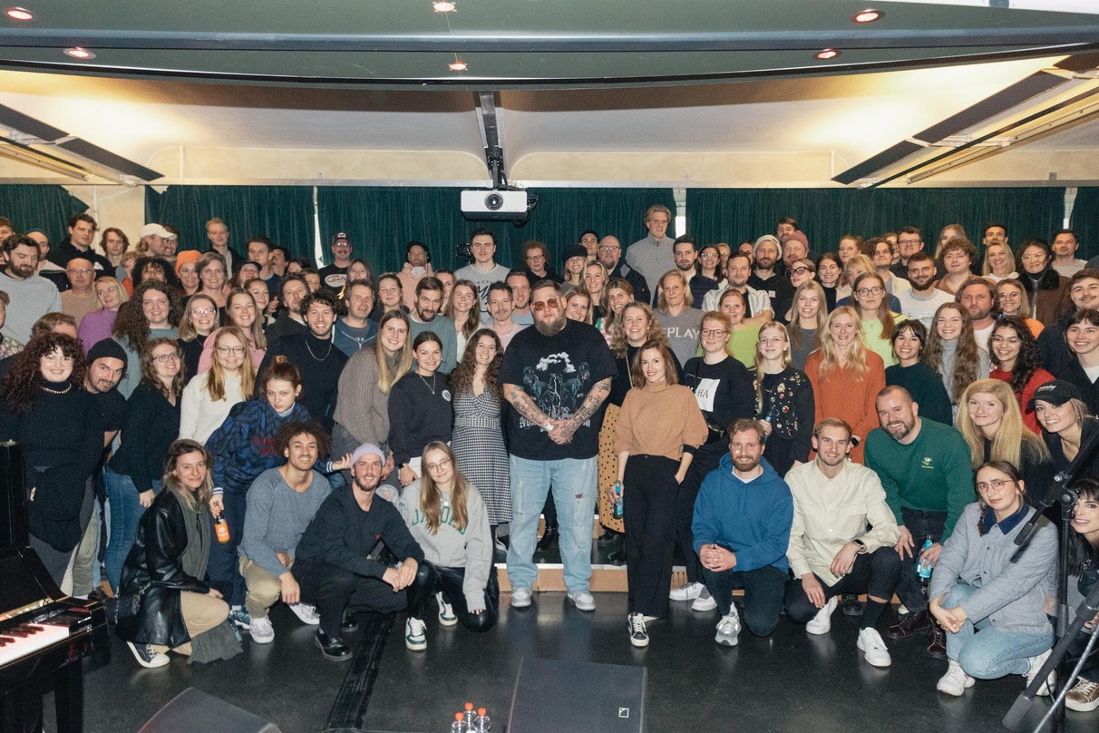 Impression vom Event bei Jung von Matt: Rag'n'Bone Man (vorne Mitte, mit Sonnenbrille) und sein beglücktes Showcase-Publikum